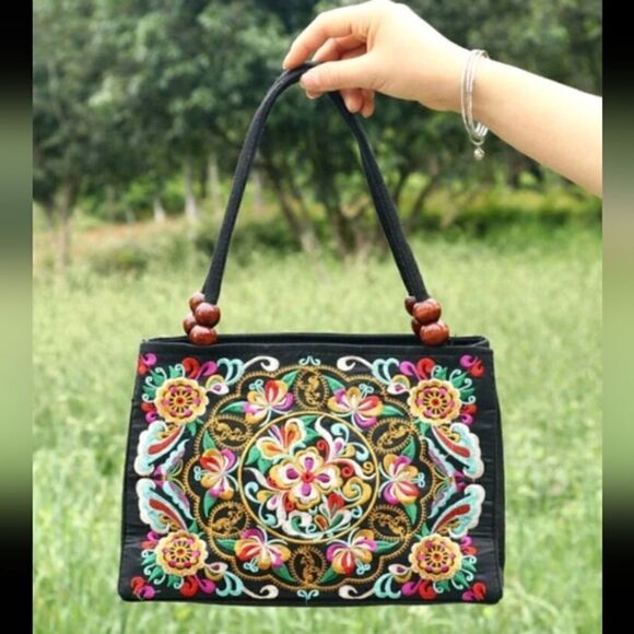 Floral Embroidered Handbag - Picture 7 of 8